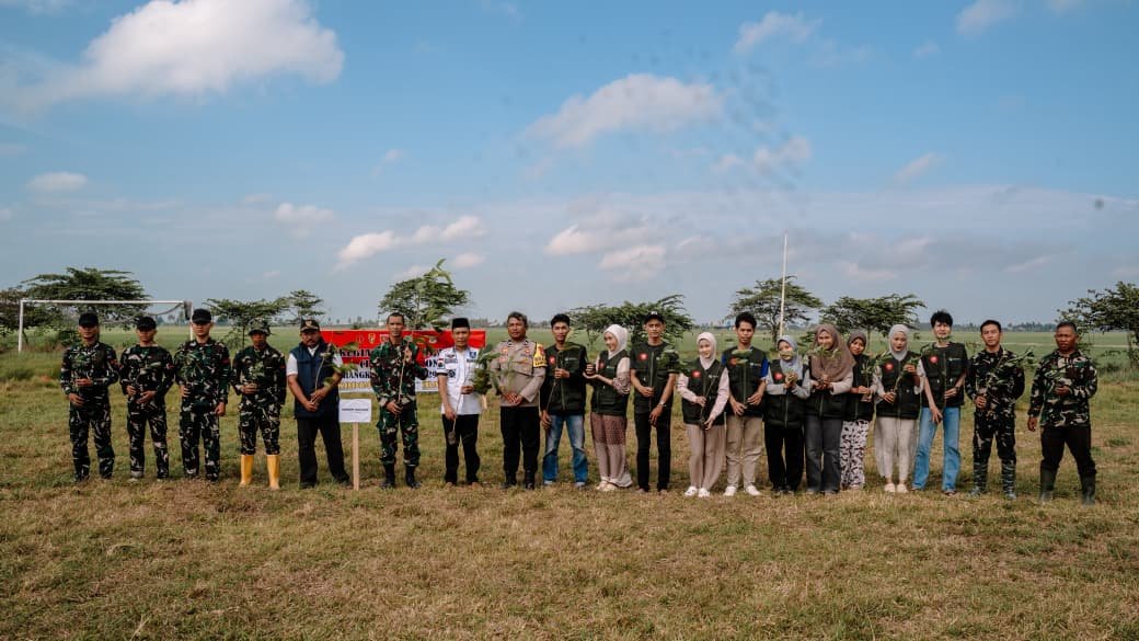 Hijaukan Desa Tanratuo, Satgas TMMD Ke-129 Kodim 1404/Pinrang Tanam Pohon Bersama Warga