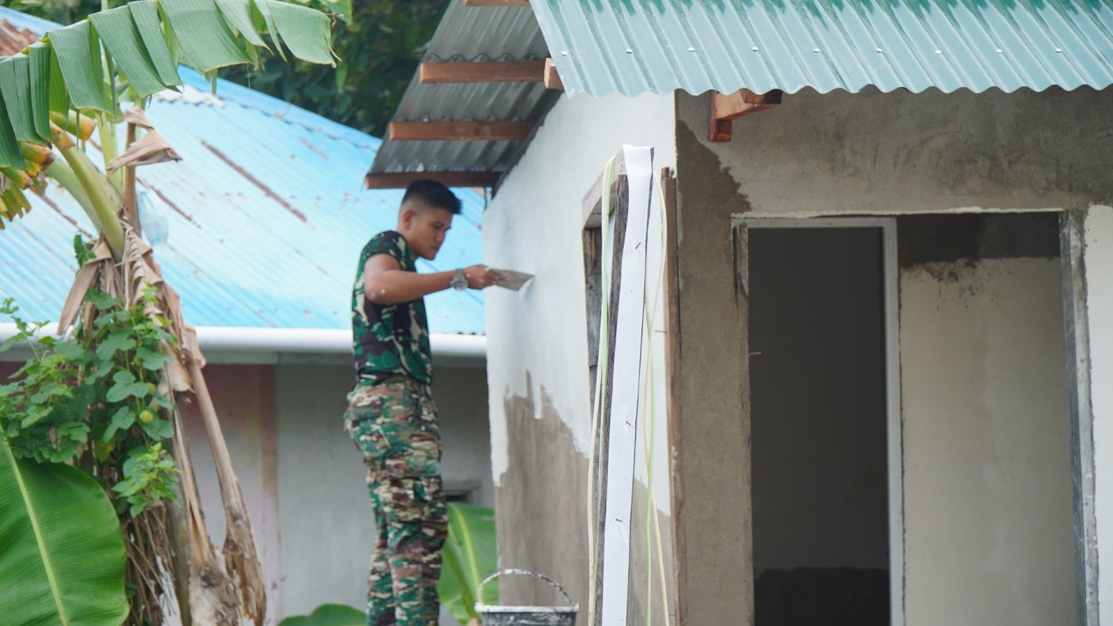 Pembangunan MCK Masjid Quba Terus Berlanjut, Satgas TMMD dan Warga Pasang Keramik Dinding