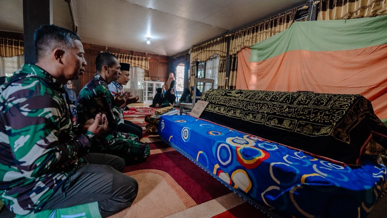 Wujud Empati, Dansatgas TMMD Ke-129 Kodim 1404/Pinrang Melayat ke Rumah Duka Warga Desa Tanratuo