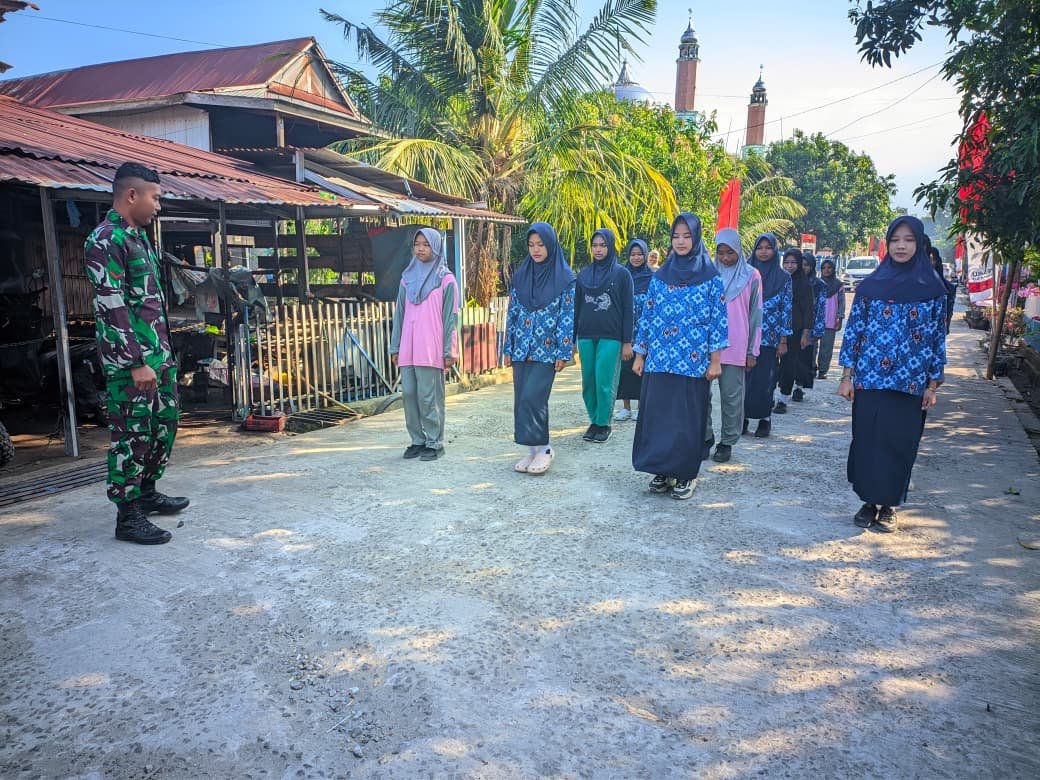Sambut HUT Ke-81 RI, Satgas TMMD Ke-129 Kodim 1404/Pinrang Latih Gerak Jalan Siswa MTs DDI Malgawi