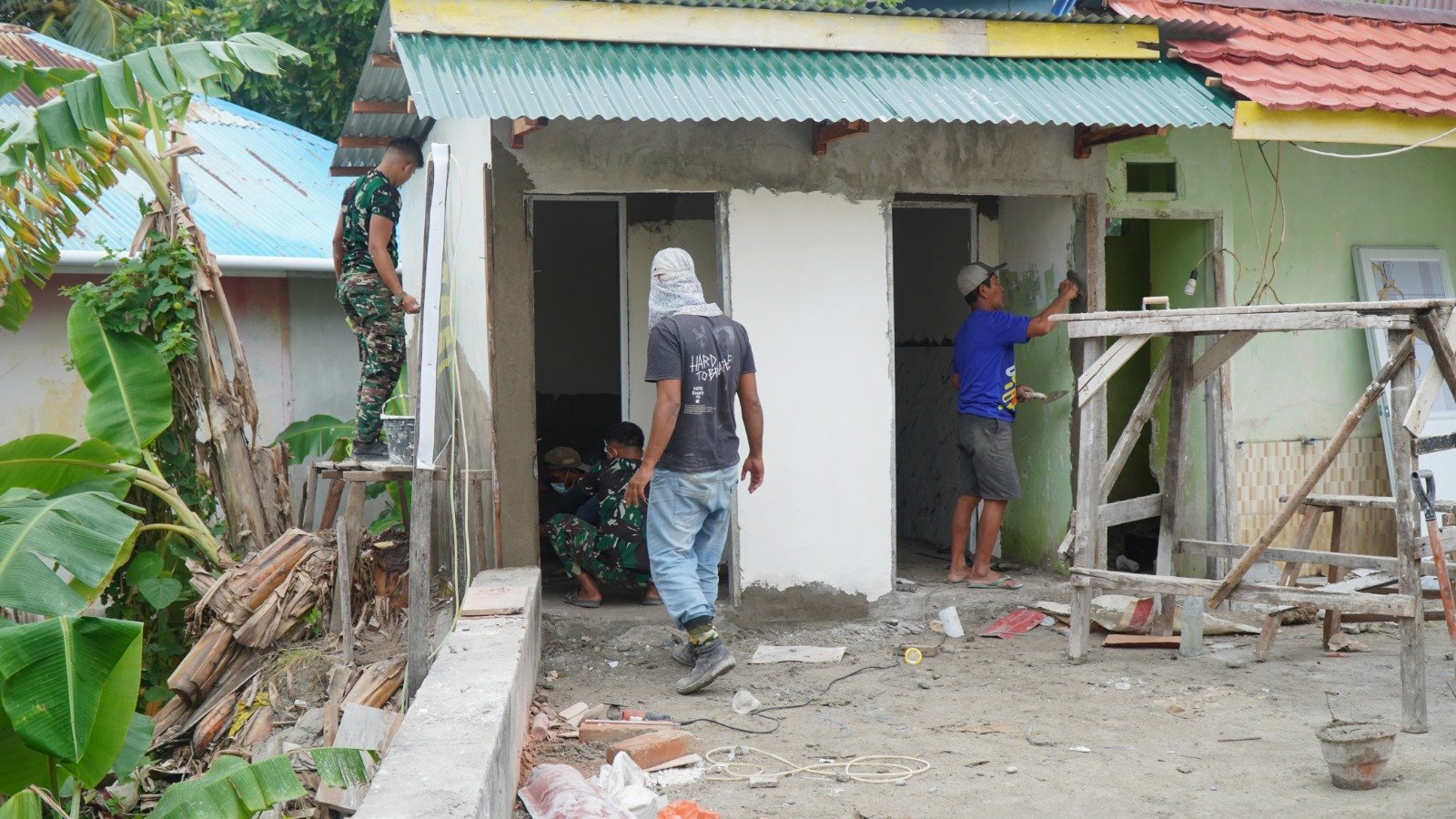 Kemanunggalan TNI dan Rakyat terjalin di Pembangunan MCK Masjid di Desa Umbele