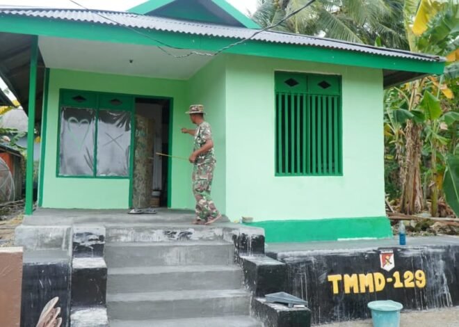 Satgas TMMD Ke-129 Kodim 1311/Morowali Lanjutkan Renovasi RTLH Milik Bapak Hardi pasang pintu