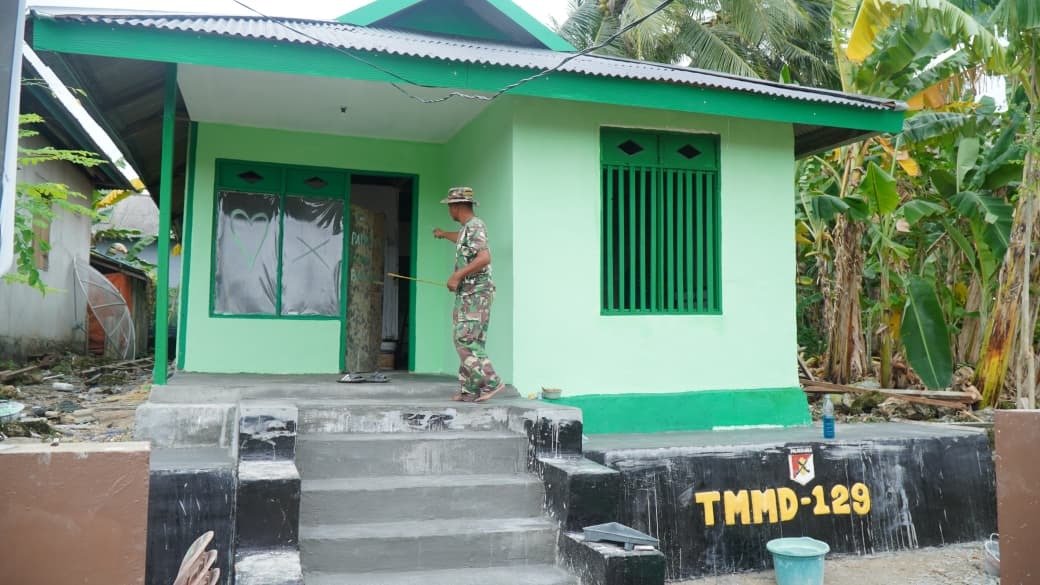 Satgas TMMD Ke-129 Kodim 1311/Morowali Lanjutkan Renovasi RTLH Milik Bapak Hardi pasang pintu