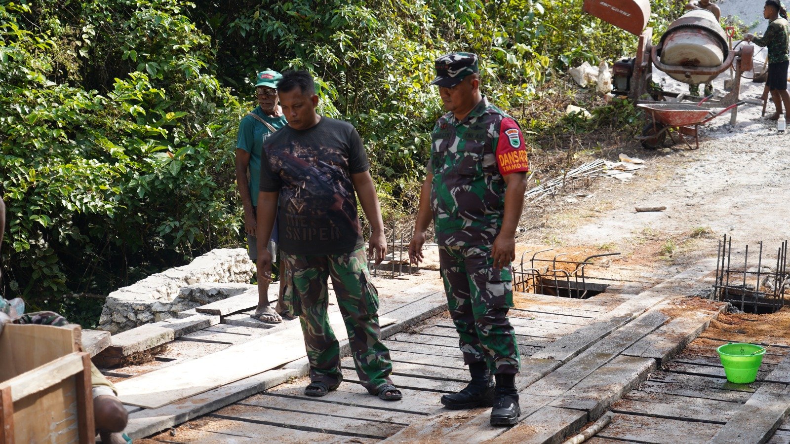 Monitoring Pembangunan Jembatan TMMD Ke-129 oleh Dansatgas
