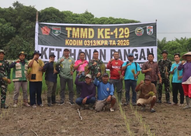 Kegiatan Tanam Padi Bersama TNI dalam Rangka TMMD Ke-129 di Kuala Panduk