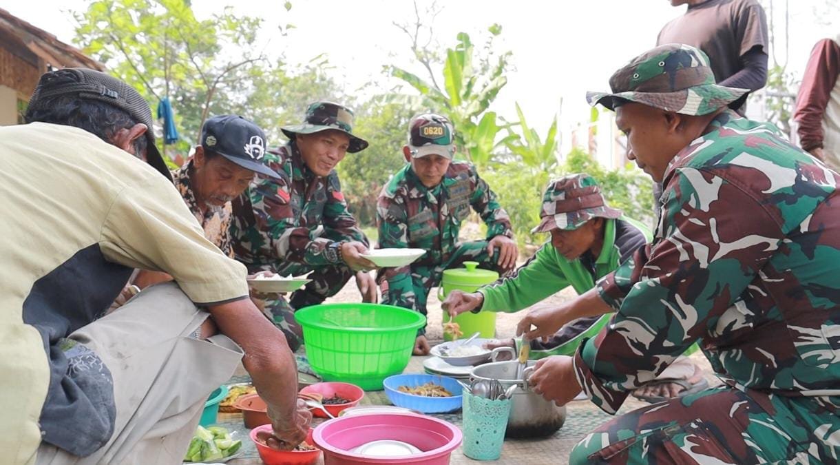 Semangat TMMD Menyatukan TNI dan Rakyat, Gotong Royong serta Makan Bersama Warnai Pembangunan Rehab RTLH di Desa Luwung Kencana