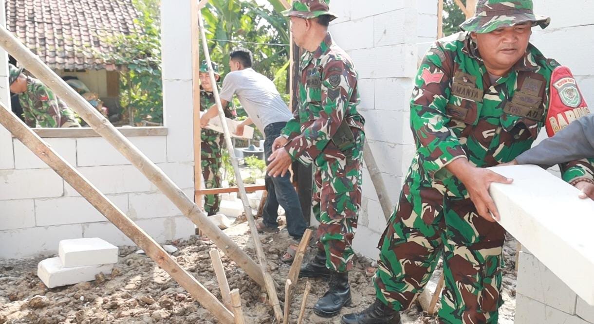 Tak Sekadar Membangun Rumah, Satgas TMMD ke-129 Kodim 0620 Hadirkan Semangat Kekeluargaan Melalui Kerja dan Makan Bersama Warga