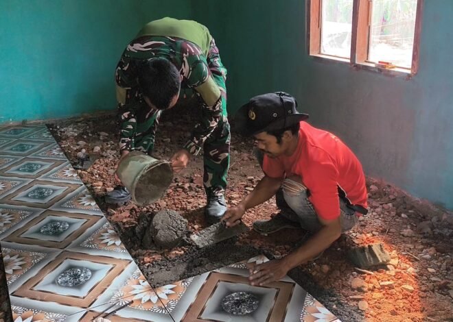 Menuju Hunian Layak dan Nyaman, Satgas TMMD ke-129 Kebut Pemasangan Keramik Rumah Bapak Karno