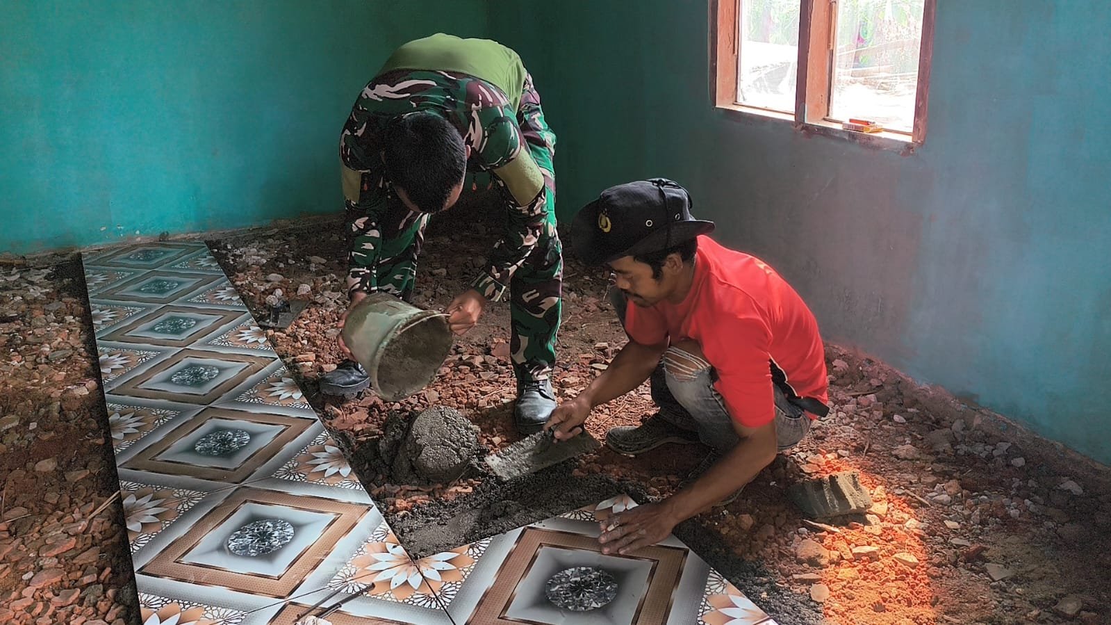 Menuju Hunian Layak dan Nyaman, Satgas TMMD ke-129 Kebut Pemasangan Keramik Rumah Bapak Karno