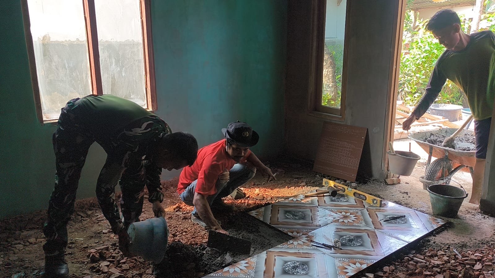 Rumah Baru Bapak Karno, Pemasangan Keramik Jadi Sorotan TMMD ke-129