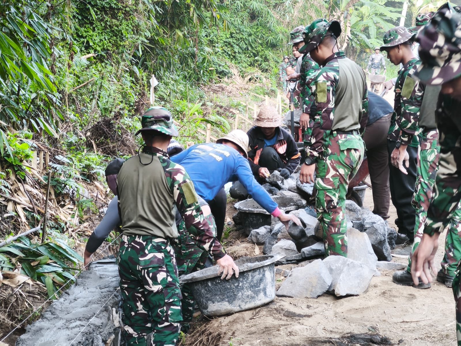 Gotong Royong Satgas TMMD dan Warga Percepat Pembangunan DPT di Desa Sekardadi