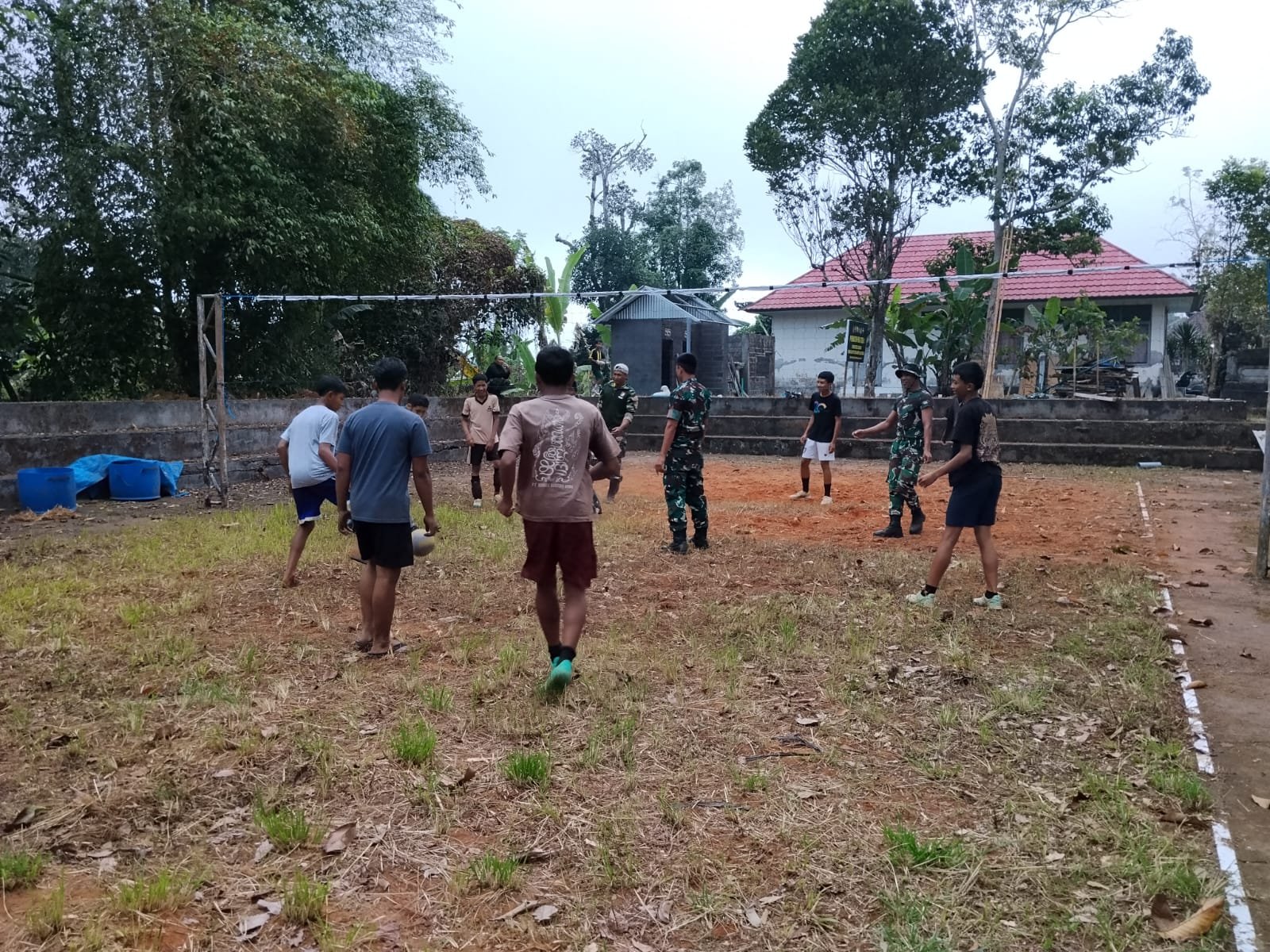 Kebersamaan Tanpa Sekat, Satgas TMMD dan Pemuda Sekardadi Berolahraga Bersama