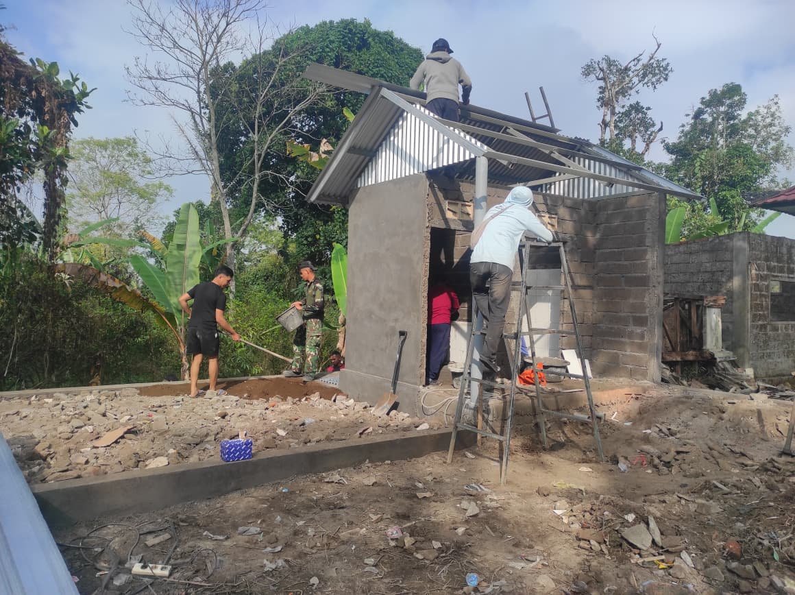Cuaca Cerah, Satgas TMMD Ke-129 Terus Kebut Pengerjaan MCK di Desa Sekardadi
