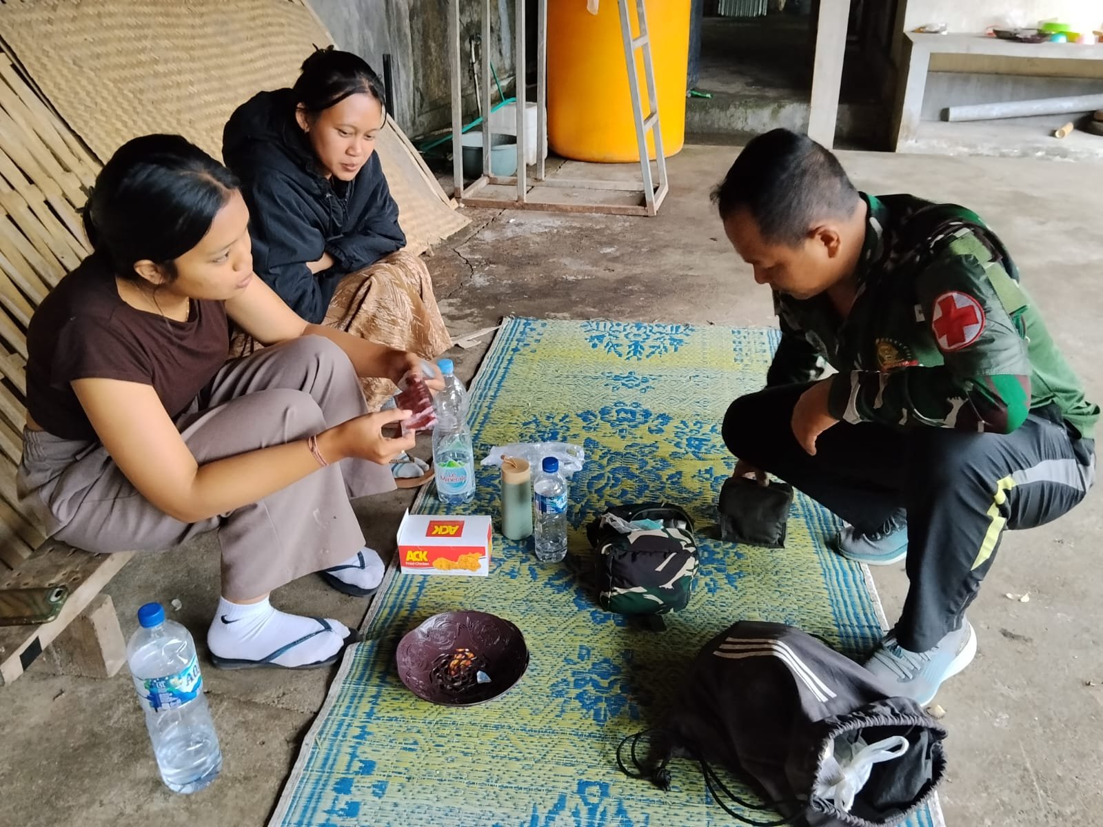 Sigap Tangani Mahasiswa KKN yang Alami Alergi, Tim Kes Satgas TMMD Berikan Pengobatan