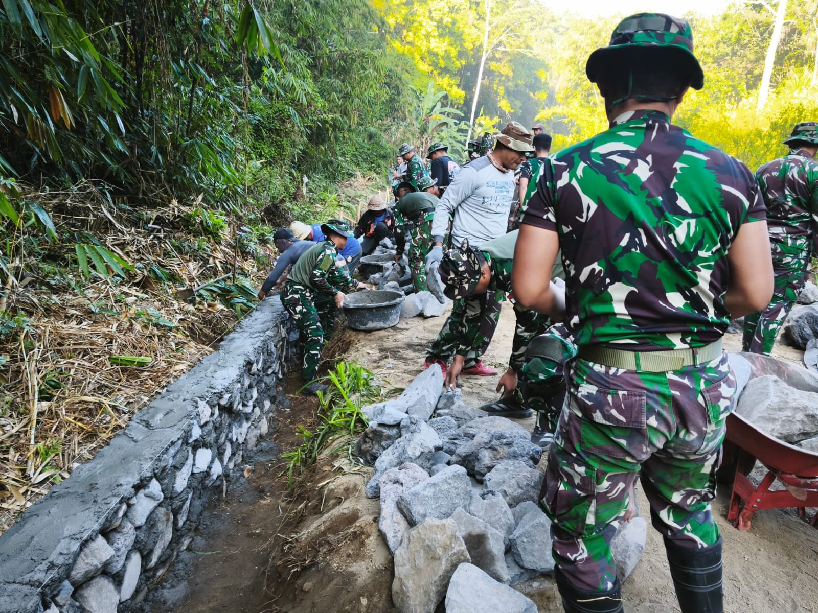 DPT TMMD Ke-129 Tingkatkan Keamanan Infrastruktur Desa Sekardadi