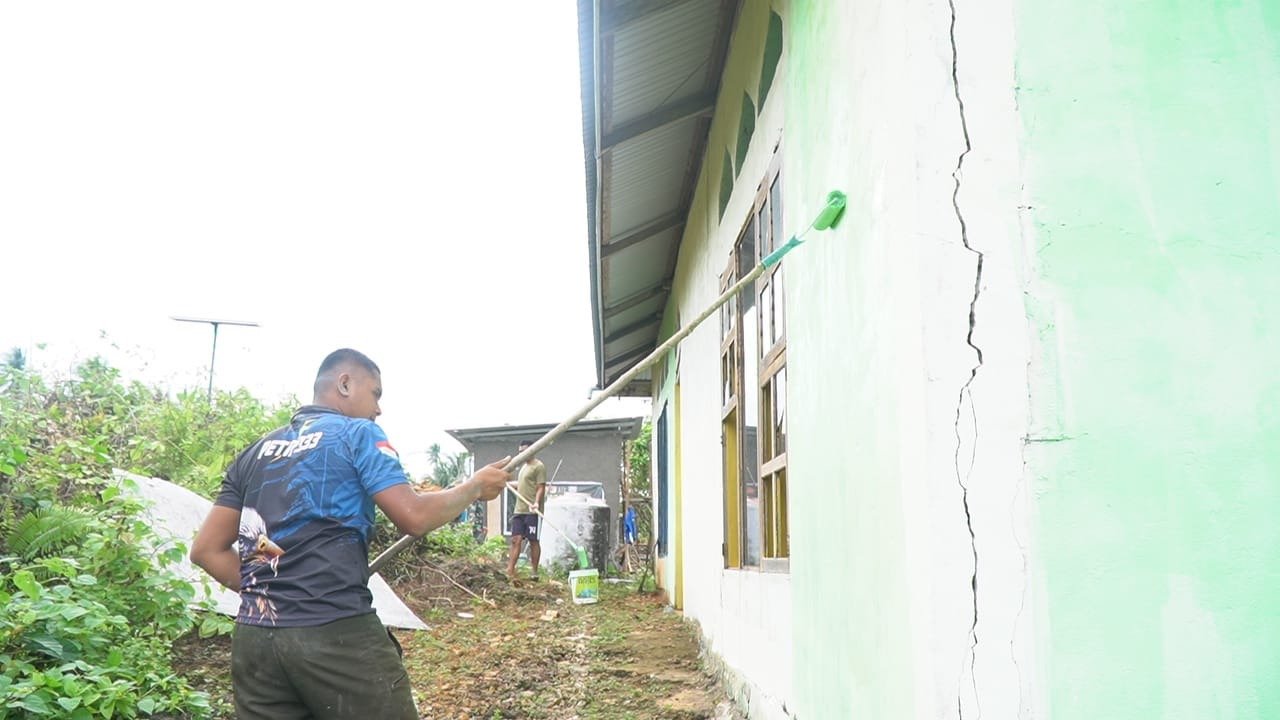 Satgas TMMD Ke-129 Kodim 1311/Morowali Percantik Masjid Desa Umbele dengan Pengecatan