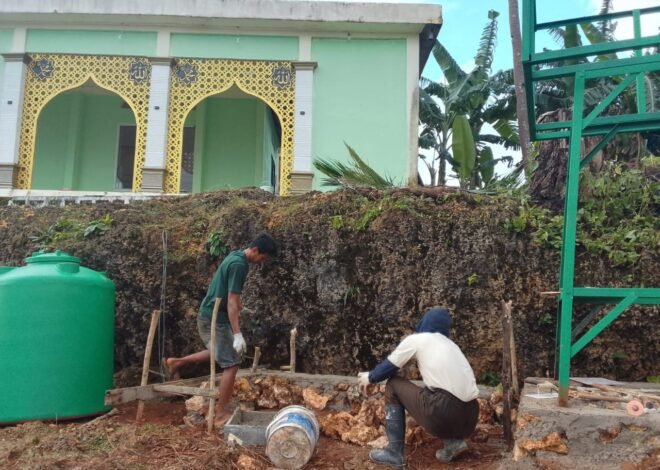 Satgas TMMD Bersama Warga Laksanakan Pengecoran Dudukan Tandon Air di Masjid Desa Polewali
