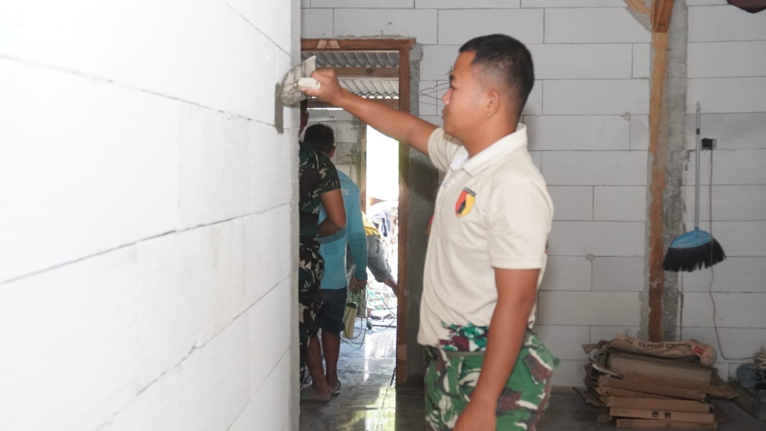 Tangan cekatan anggota Satgas TMMD ke-129 Kodim 0812/Lamongan: Sulap Dinding kasar bangunan RTLH di Tlemang Jadi halus