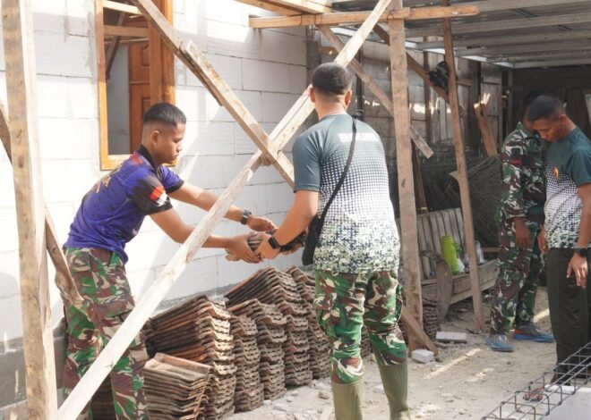 ​Dari Tangan ke Tangan, Merajut Asa Pak Bayu: Cepat dan Hangatnya Estafet Genteng Satgas TMMD ke-129