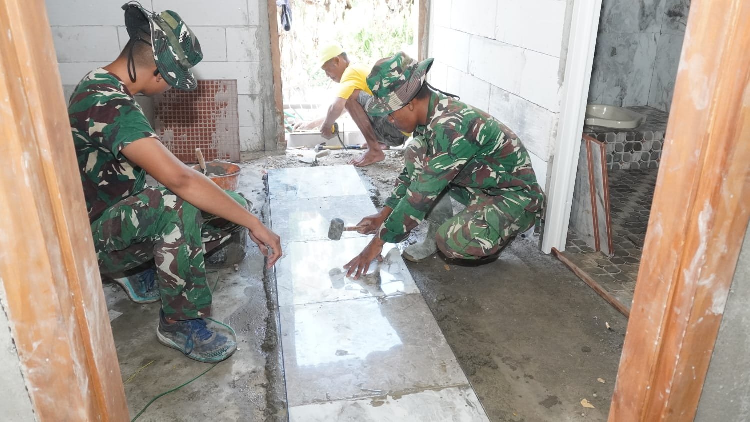 ​Kokohnya Pondasi Masa Depan: Satgas TMMD ke-129 Kodim 0812/Lamongan Gelar Besi Wiremesh untuk Kokohnya jalan sebelum dilakukan tahap pengecoran