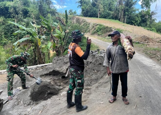 Satgas TMMD Ke-129 Bangun Kedekatan dengan Warga Lewat Interaksi di Sela Pekerjaan