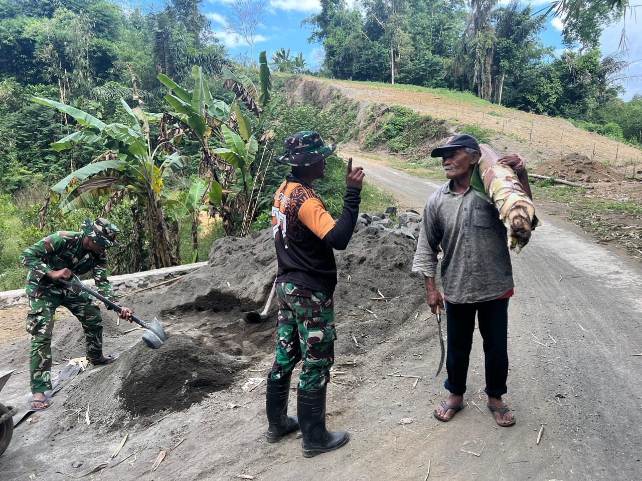 Satgas TMMD Ke-129 Bangun Kedekatan dengan Warga Lewat Interaksi di Sela Pekerjaan