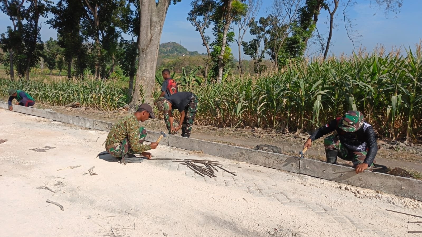 Memasuki Hari Ke-7, Satgas TMMD 129 Pantang Surut Berjibaku dengan Debu Tuntaskan Jalan Rabat Beton