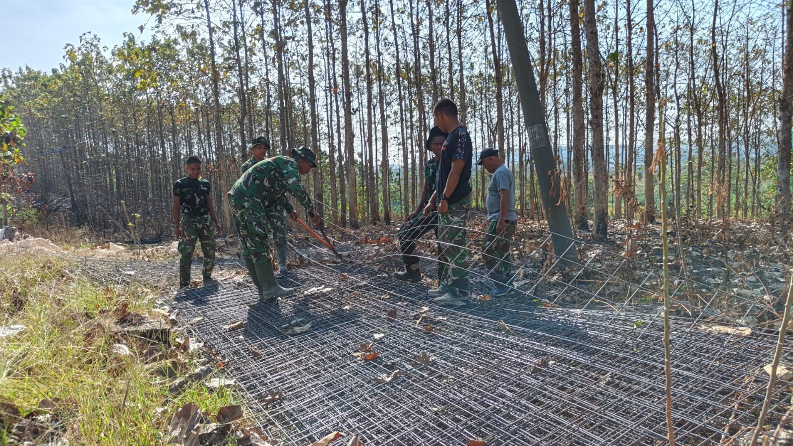 Jamin Mutu Konstruksi Tahan Lama, Satgas TMMD 129 Pastikan Kokohnya Anyaman Besi Jalan Rabat Beton
