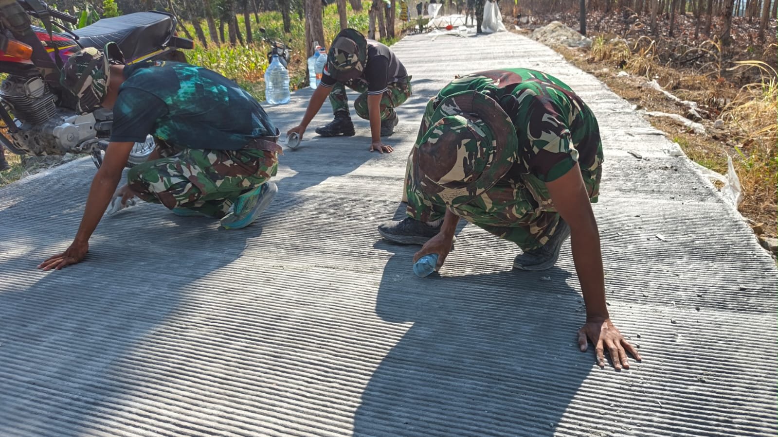 Buktikan Ketelitian dan Kualitas, Satgas TMMD 129 Sentuh Tahap Finishing Jalan Rabat Beton Desa Tlemang