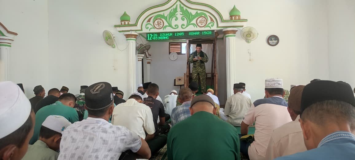 Jamaah Masjid Al Mukminin Sambut Hangat Kehadiran Satgas TMMD sebagai Khatib Jumat