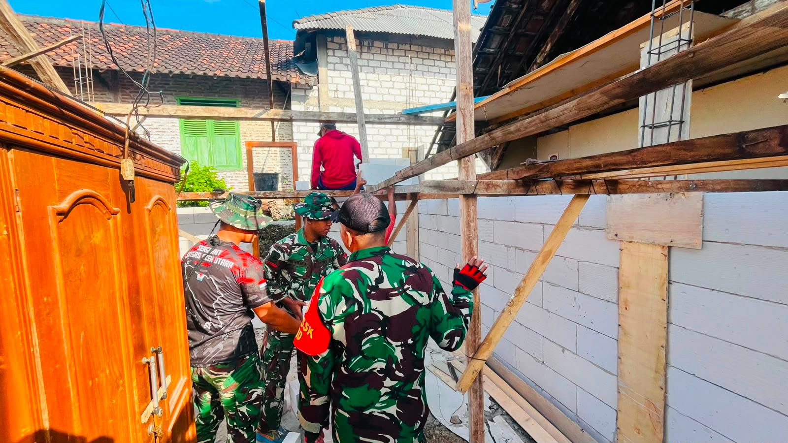 Komandan SSK Satgas TMMD ke-129 Kodim 0812/Lamongan Pastikan Pembangunan Rutilahu Berjalan Unggul dan Penuh Kehangatan Serta Tepat Waktu.