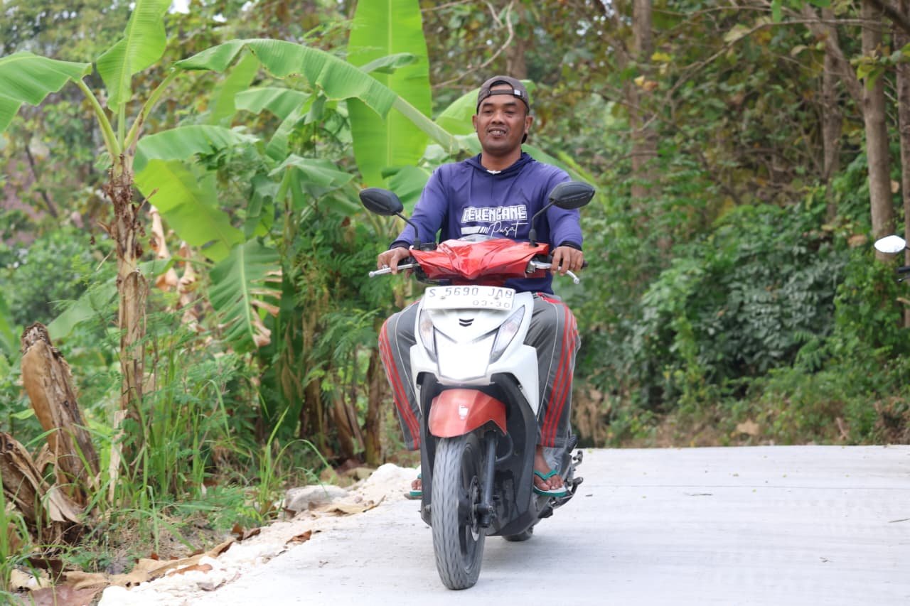 Pembangunan Jalan Usaha Tani TMMD ke-122 Kodim 0812/Lamongan Manjakan Petani Desa Tlemang dalam Mengangkut Hasil Panen.