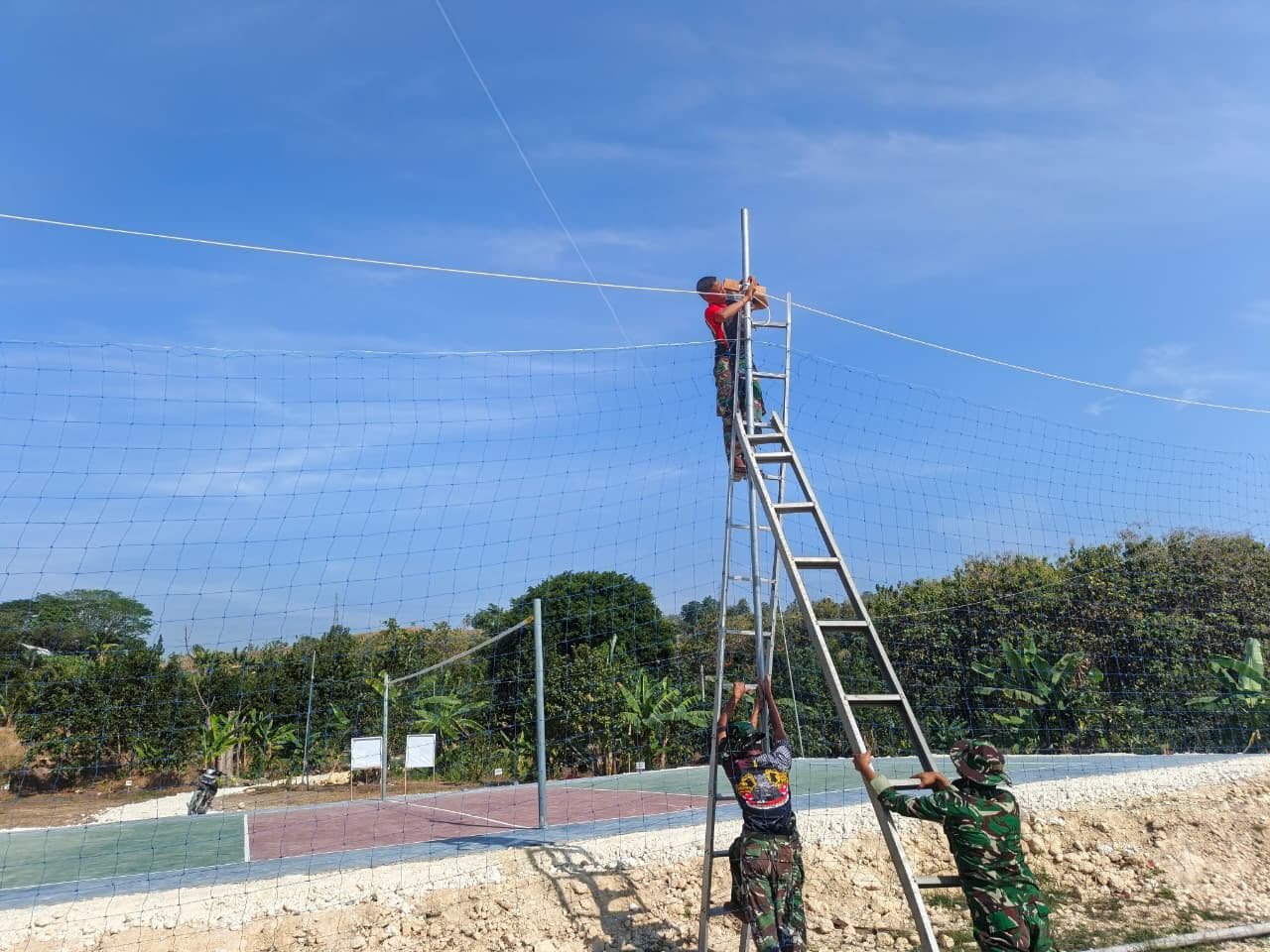 TMMD ke-129 Kodim 0812/Lamongan Terangi Lapangan Voli Desa Tlemang, Siap Sukseskan Sasaran Non-Fisik Turnamen Voli.