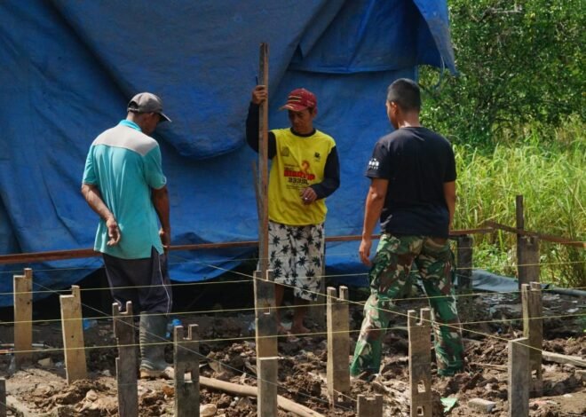 Pemasangan Tiang Jadi Tonggak Penting Pembangunan RTLH Bapak Masrani di TMMD Ke-129 Kodim 1011/KLK