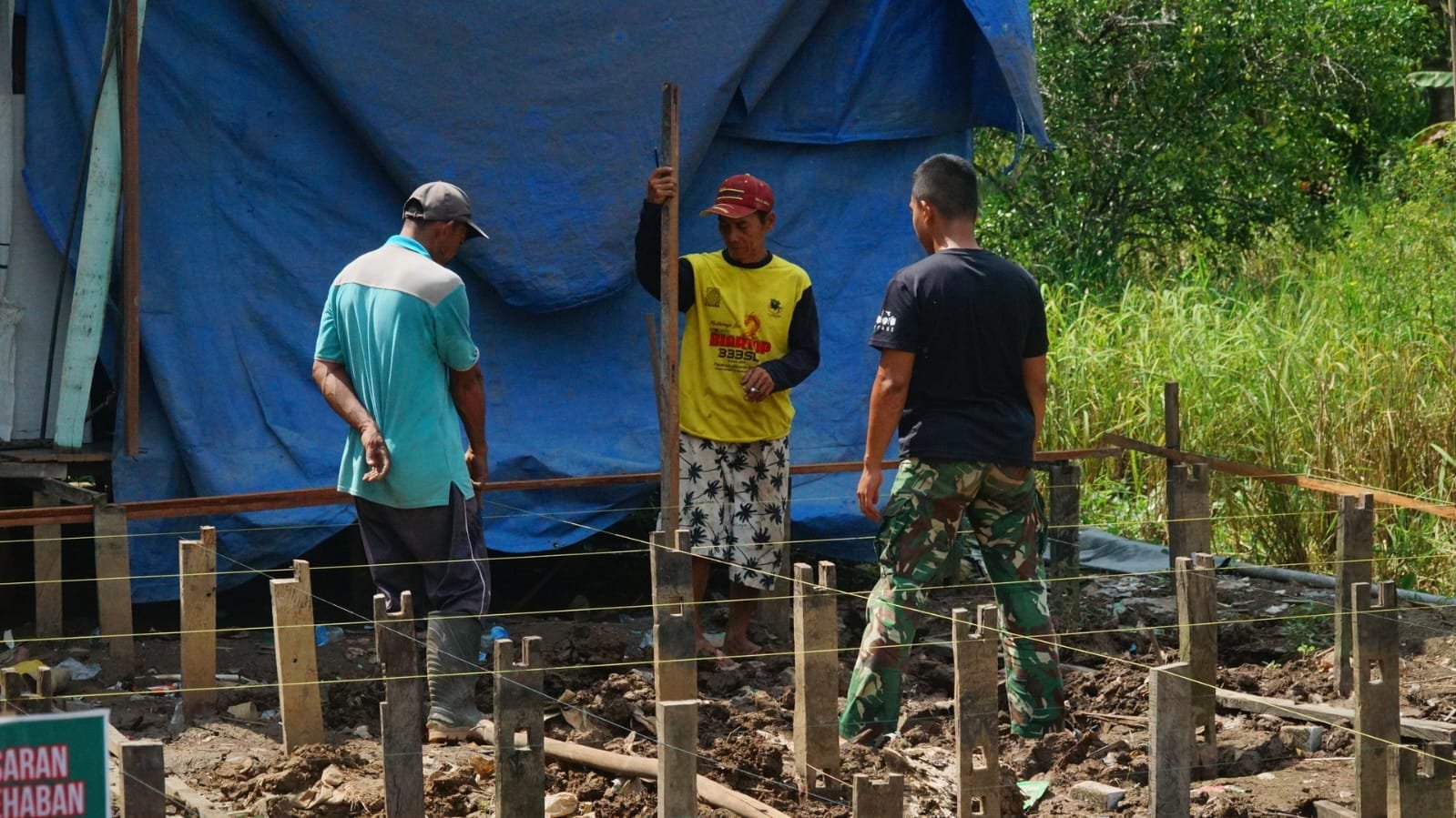 Pemasangan Tiang Jadi Tonggak Penting Pembangunan RTLH Bapak Masrani di TMMD Ke-129 Kodim 1011/KLK