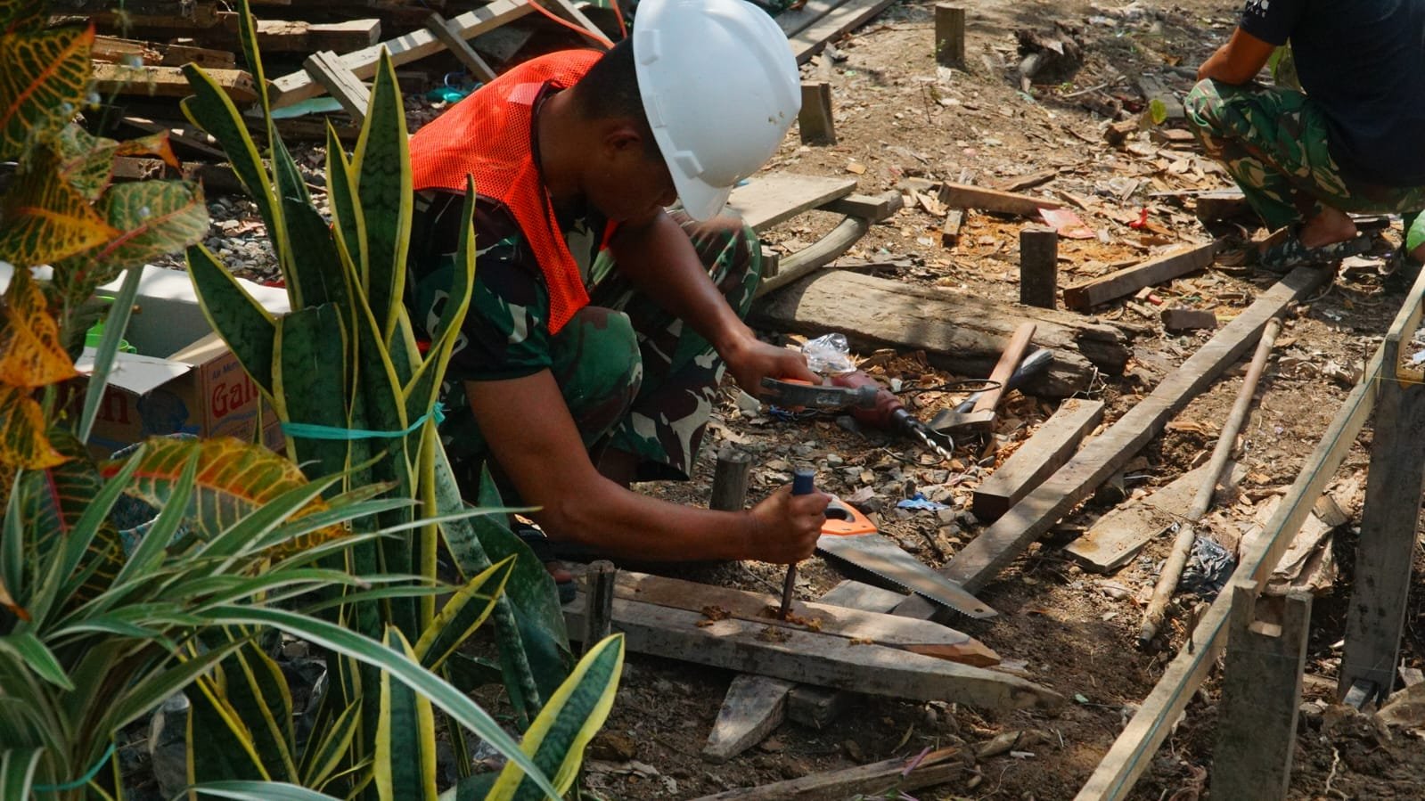 Gotong Royong Satgas TMMD dan Warga Percepat Pembangunan RTLH Bapak Masrani