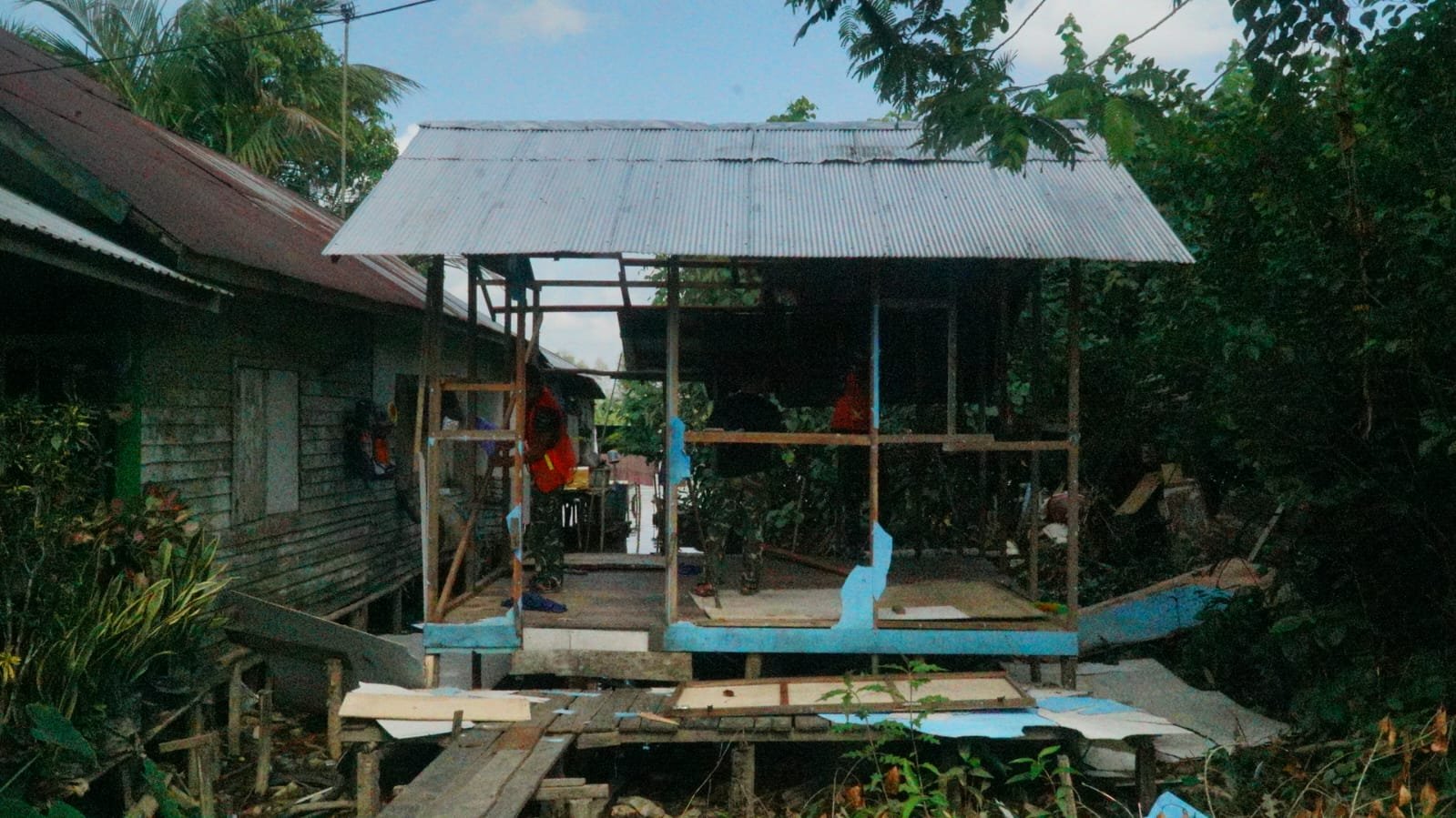 Satgas TMMD Kodim 1011/KLK Mulai Pengerjaan RTLH Sasaran 4 dengan Pembongkaran Rumah Bapak Ilham