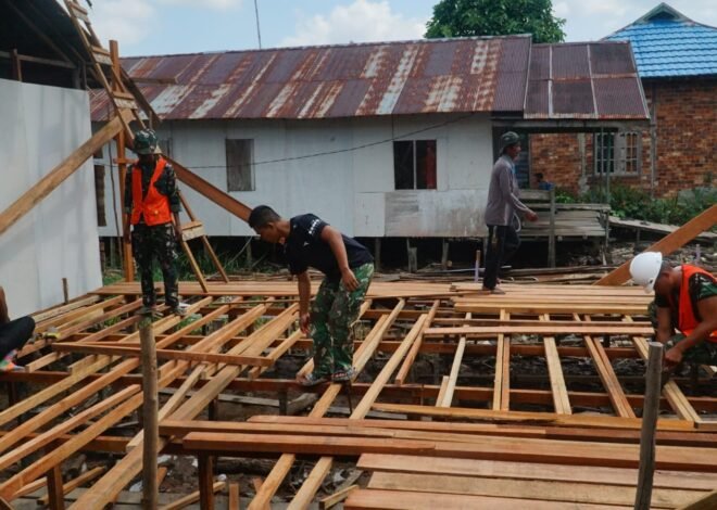 Kekompakan Satgas TMMD dan Warga Percepat Pemasangan Gelagar RTLH Ibu Rini