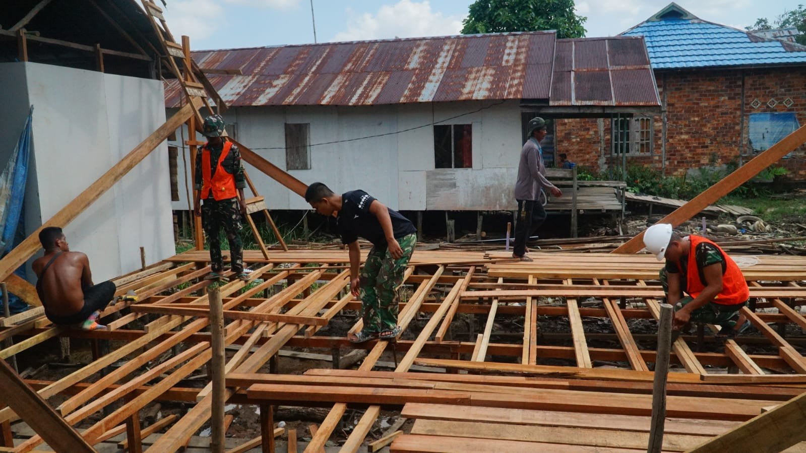Kekompakan Satgas TMMD dan Warga Percepat Pemasangan Gelagar RTLH Ibu Rini