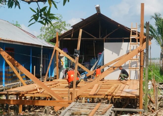 Pemasangan Gelagar Perkuat Struktur RTLH Ibu Rini dalam Program TMMD Ke-129 Kodim 1011/KLK