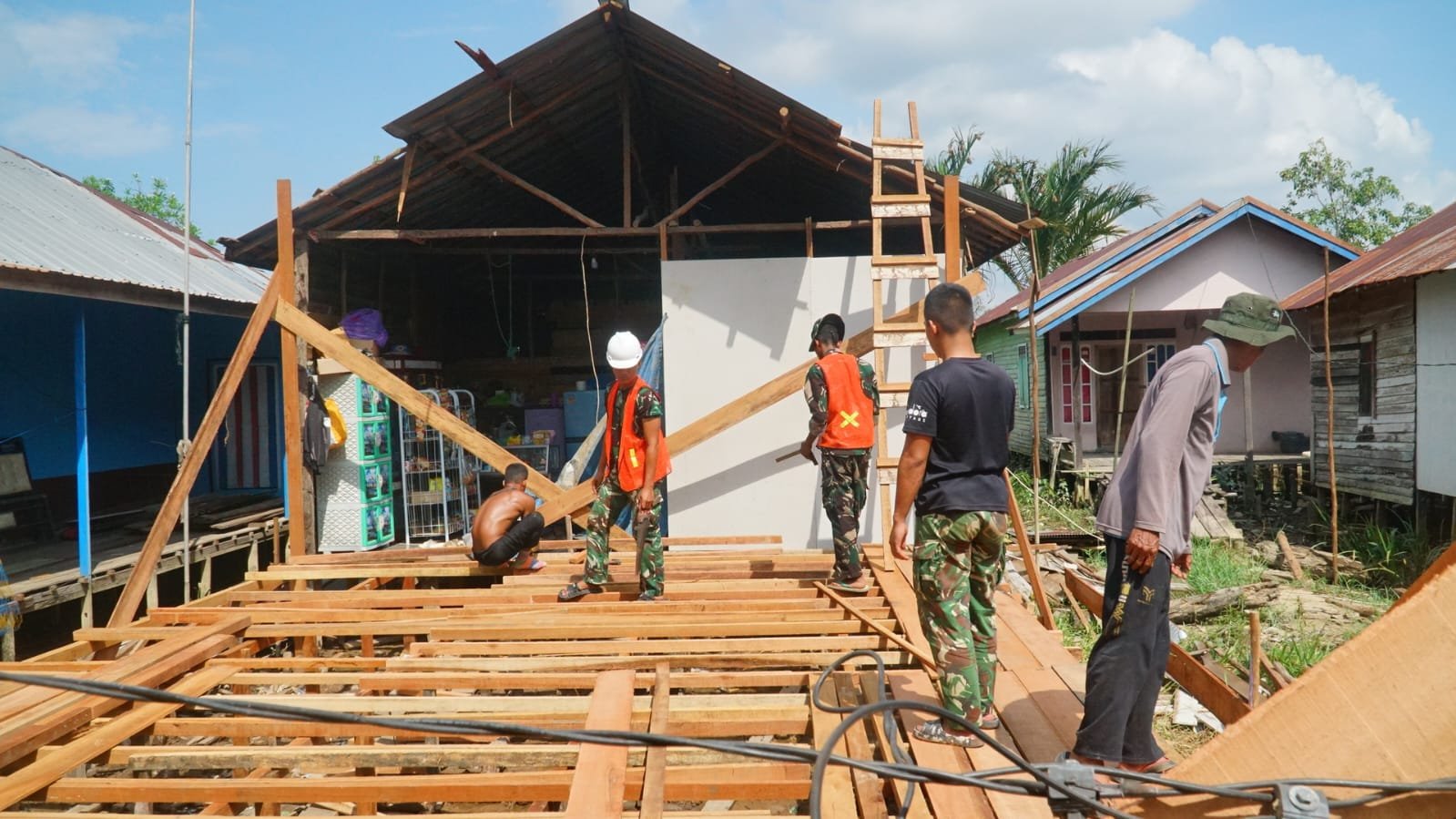 Satgas TMMD Kodim 1011/KLK Genjot Progres RTLH Ibu Rini Lewat Pemasangan Gelagar
