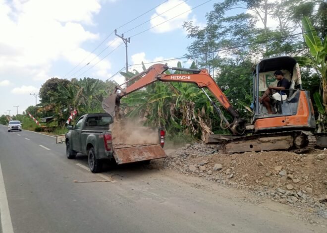 Alat Berat Maksimalkan Peningkatan Jalan TMMD Ke-129 Kodim 1011/KLK di Desa Bandar Raya
