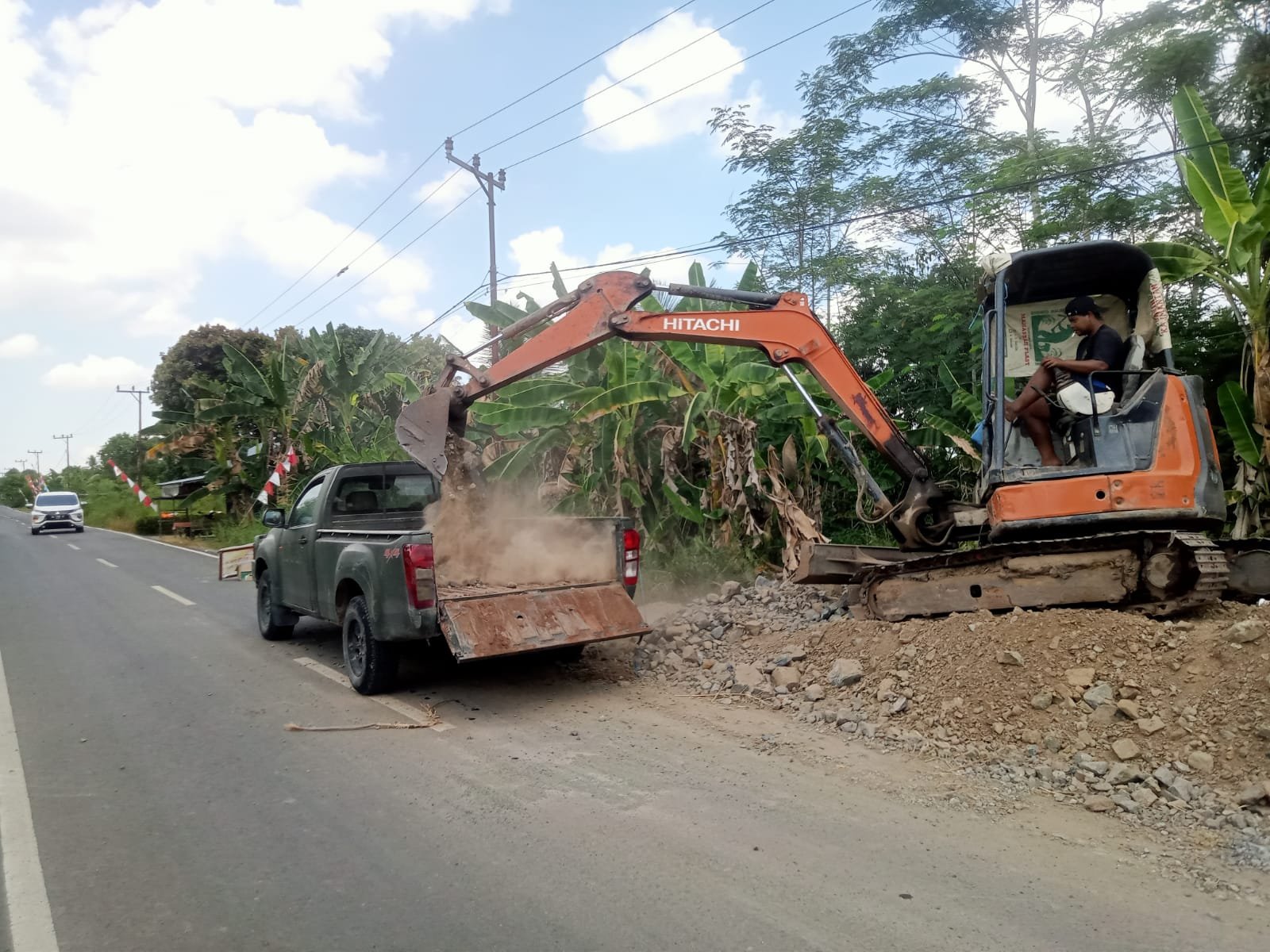 Alat Berat Maksimalkan Peningkatan Jalan TMMD Ke-129 Kodim 1011/KLK di Desa Bandar Raya