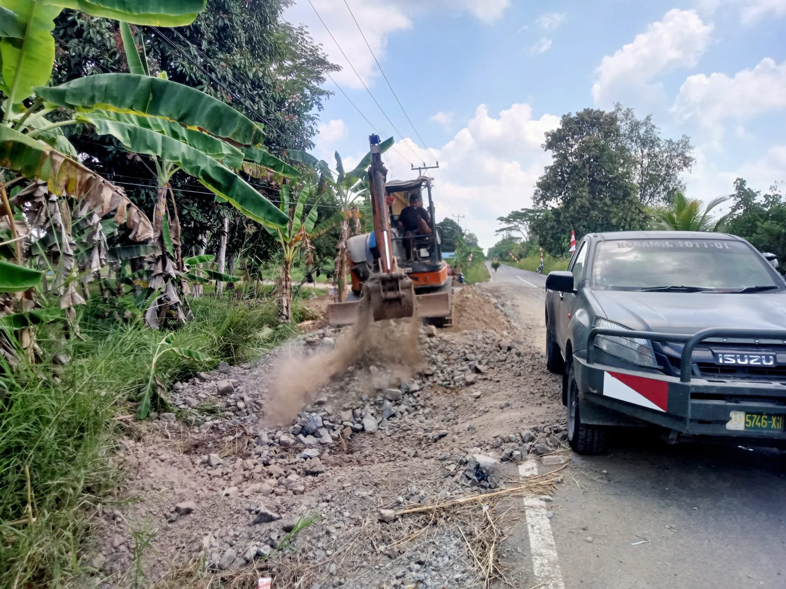 Kolaborasi Satgas TMMD dan Operator Alat Berat Percepat Pembangunan Jalan Desa Bandar Raya