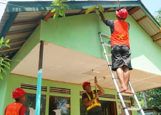 Semangat Gotong Royong Warnai Tahap Finishing RTLH Ibu Wahida