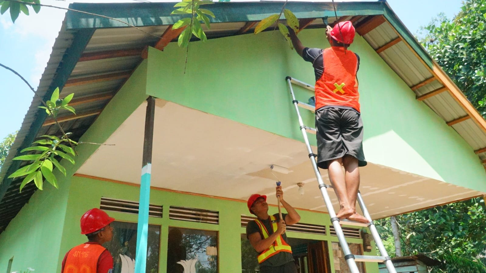 Semangat Gotong Royong Warnai Tahap Finishing RTLH Ibu Wahida