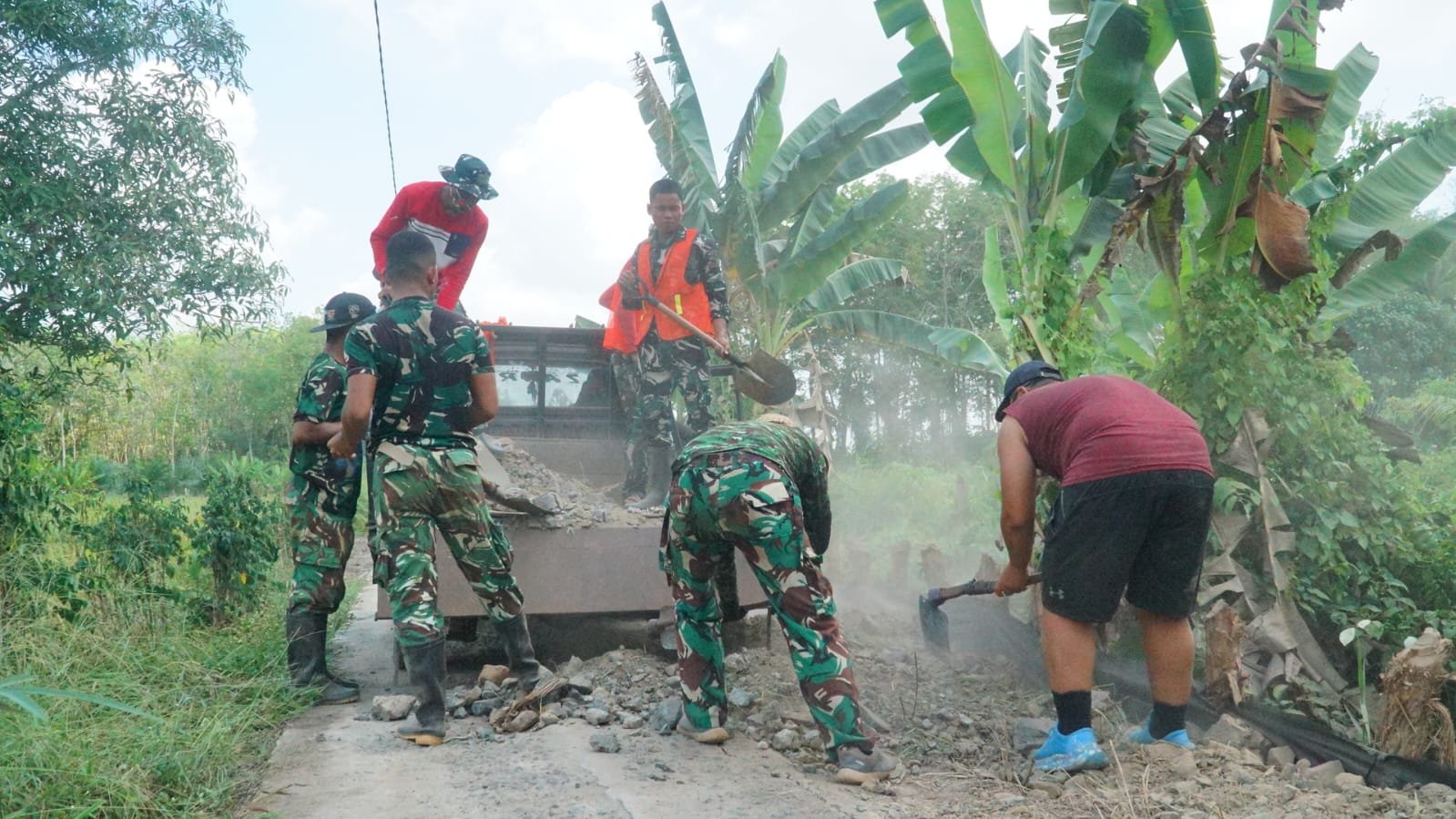 Tahap Becros Jadi Fokus Peningkatan Jalan 1,2 Kilometer TMMD Ke-129 Kodim 1011/KLK