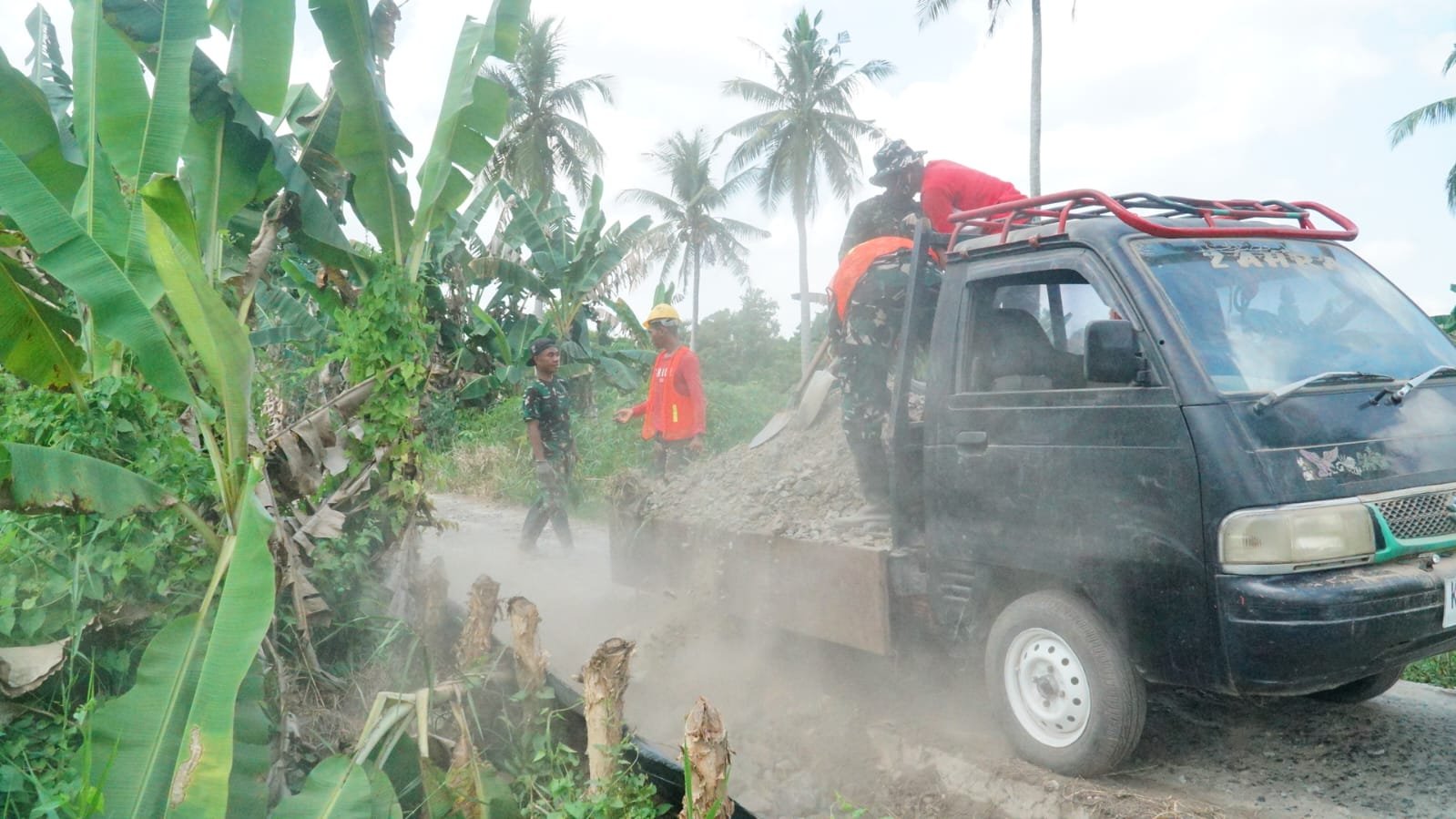 Gotong Royong Satgas TMMD dan Warga Percepat Peningkatan Jalan Desa Bandar Raya