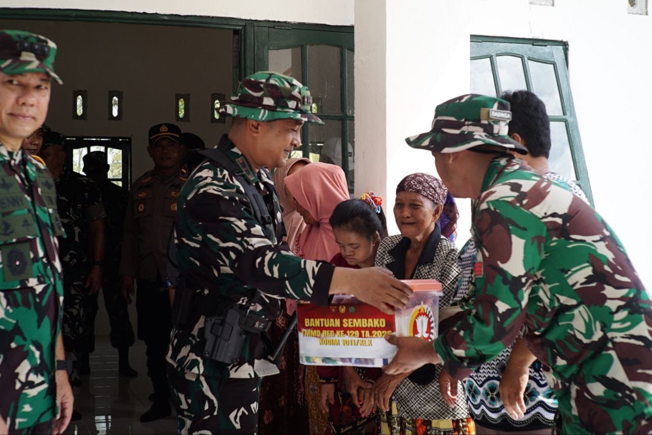 Kehangatan Kebersamaan Warnai Penyaluran Baksos Tim WASEV TMMD Ke-129 di Desa Bandar Raya