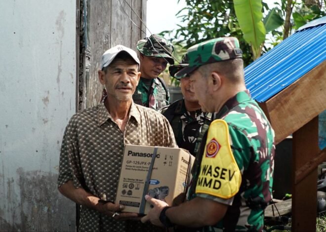 Tim WASEV TMMD Ke-129 Serahkan Bantuan Sosial kepada Warga Kurang Mampu Desa Bandar Raya